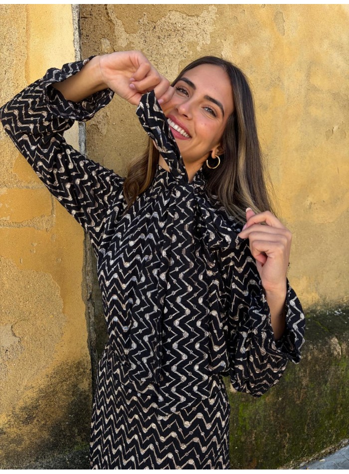 Blusa zigzag negra con lazo al cuello y manga larga para eventos