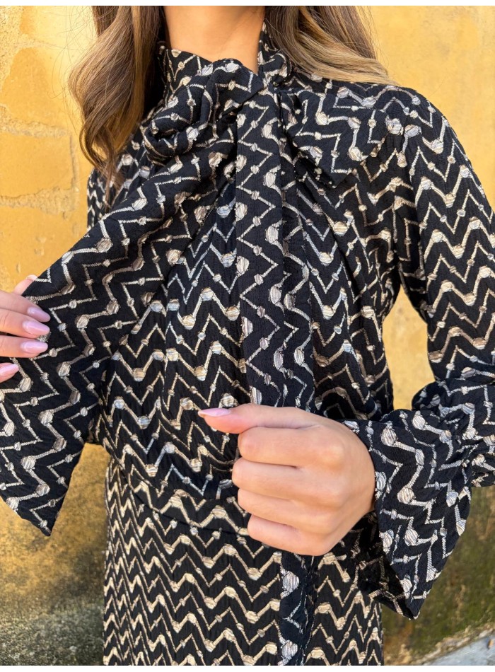 Blusa zigzag negra con lazo al cuello y manga larga para ocasiones especiales