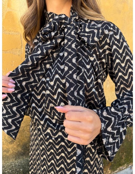 Chemisier noir en zigzag avec lien au cou et manches longues