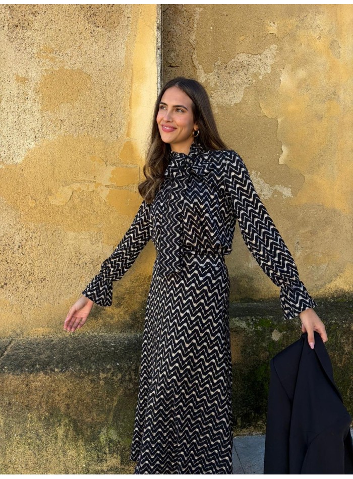 Chemisier noir en zigzag avec lien au cou et...