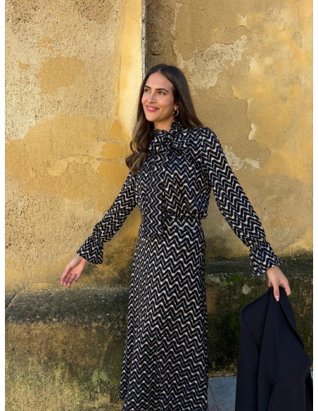 Black zigzag blouse with neck bow and long sleeves