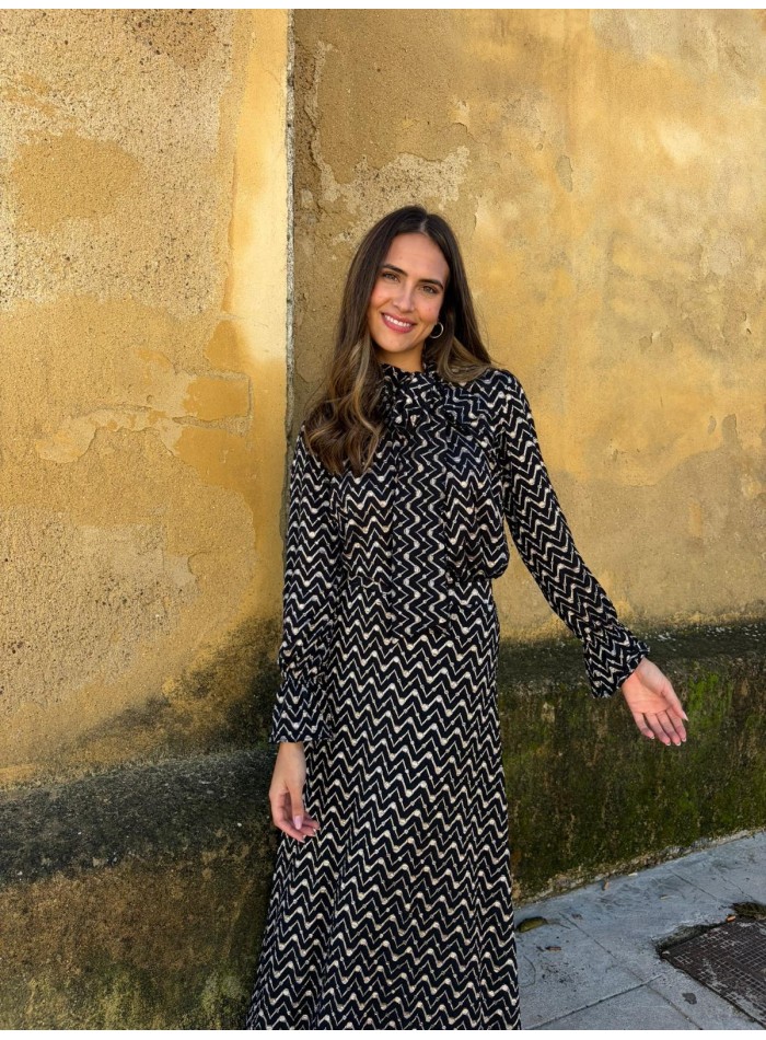 Falda midi de punto negra con estampado geométrico para invitada de fiesta
