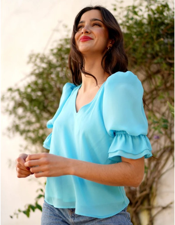 Blusa aguamarina con volantes en mangas