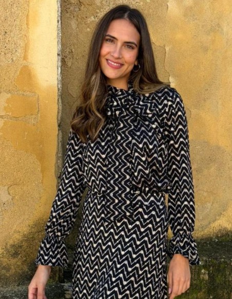 Blusa zigzag negra con lazo al cuello y manga larga