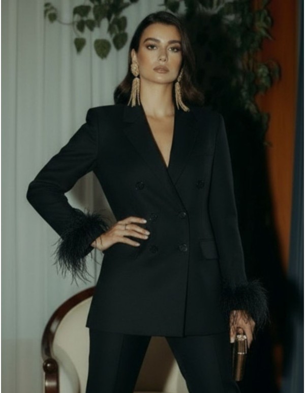Blazer oversized estructurada con detalle de plumas