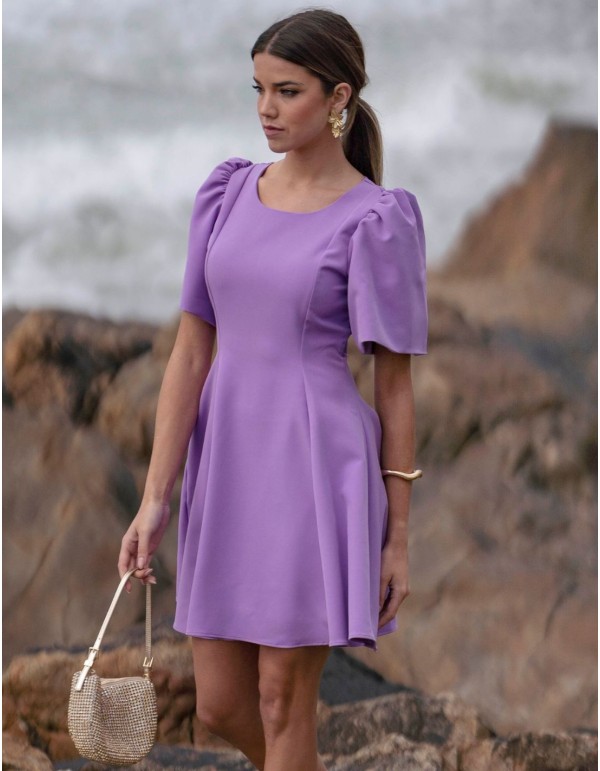 Robe courte à encolure ronde de couleur lilas