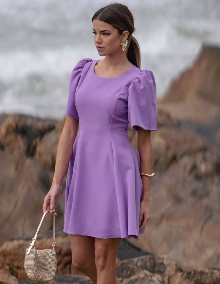 Robe courte à encolure ronde de couleur lilas