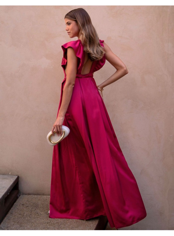 Vestido largo cereza con volantes y escote pronunciado