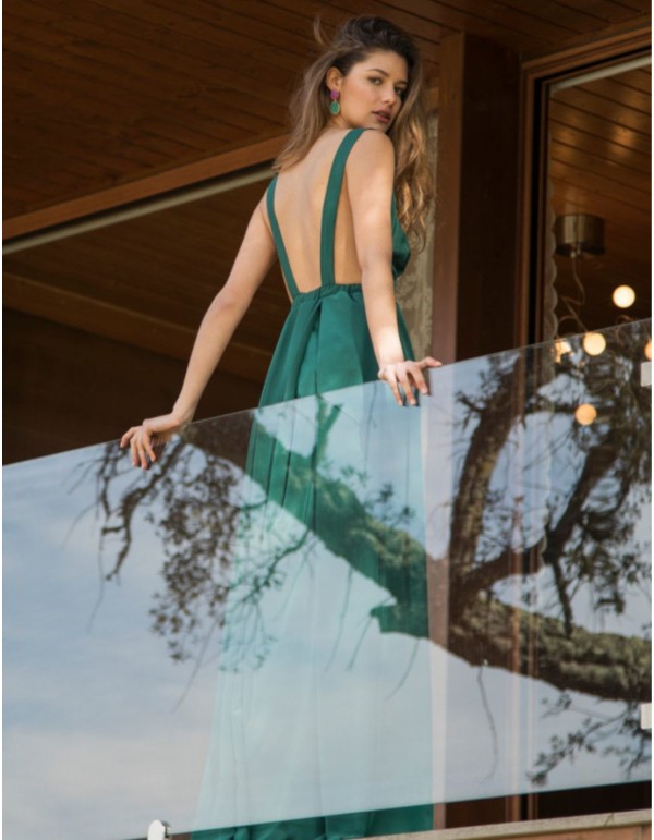 Vestido largo verde con escote pronunciado y apertura para eventos especiales