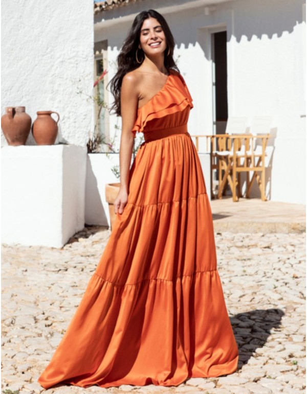Robe longue orange à volants et encolure asymétrique