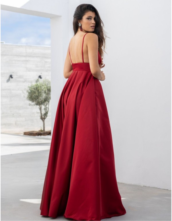 Long red dress with princess cut and plunging neckline