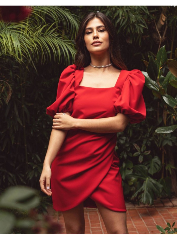 Robe rouge courte à encolure carrée et jupe drapée