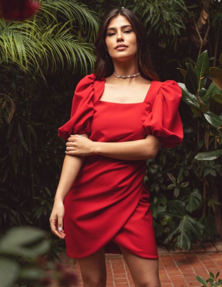 Vestido corto rojo con escote cuadrado