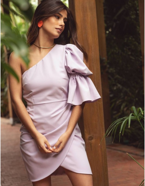 Robe courte lilas avec encolure asymétrique et manches...