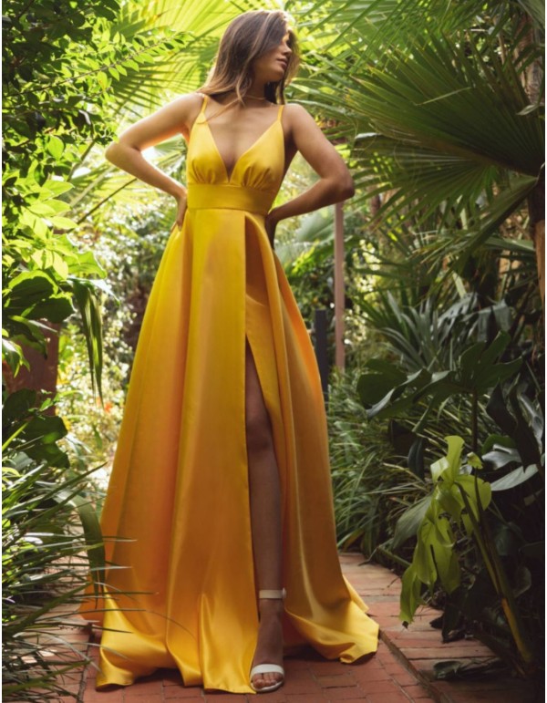 Long yellow dress with plunging neckline and princess cut