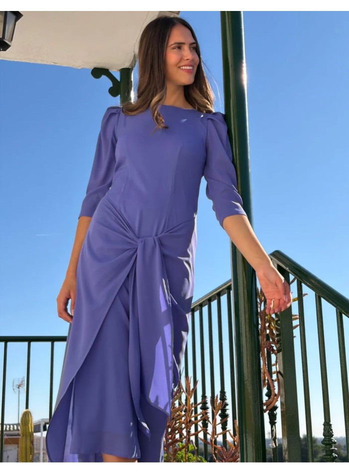 Vestido midi malva con nudo frontal, elegante y favorecedor para eventos