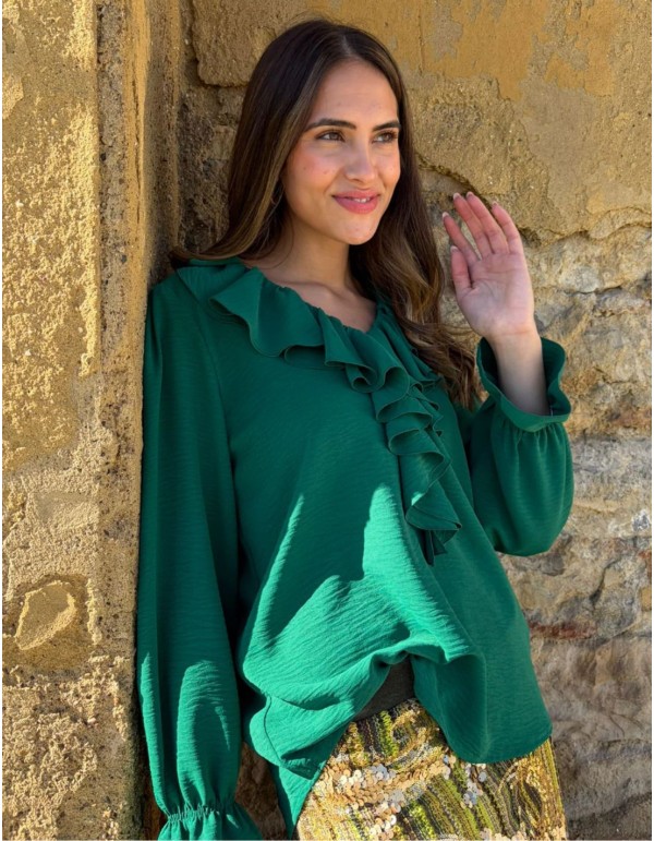 Blusa verde con volantes y manga larga fruncida