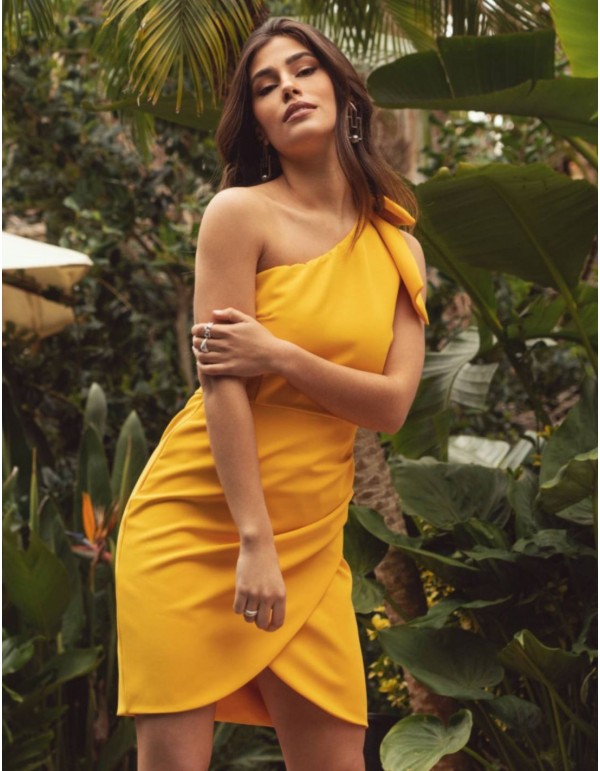 Vestido corto amarillo con escote asimétrico y detalle de lazo