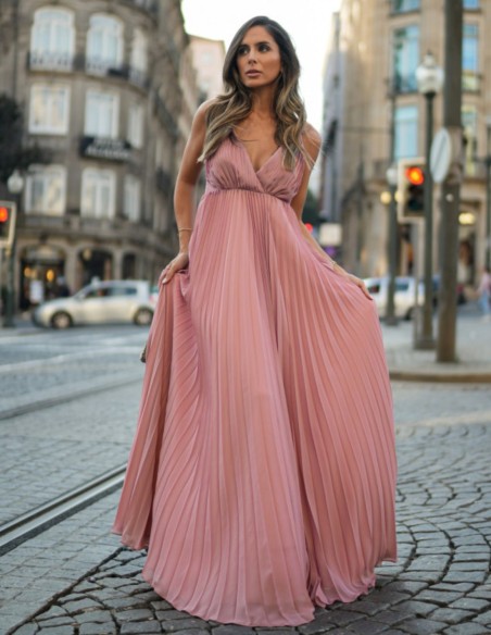 Vestido largo plisado con escote pronunciado rosa