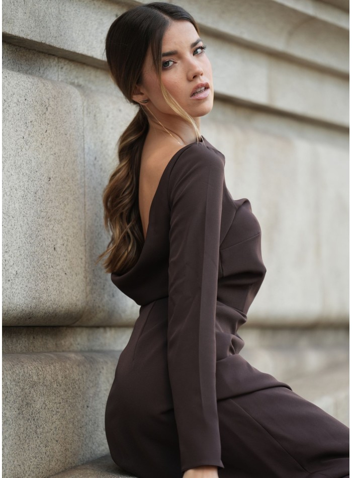 Longue robe brune avec encolure bateau et châle