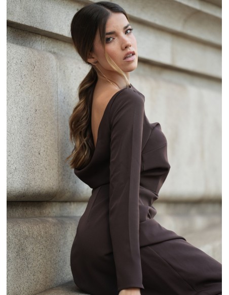 Longue robe brune avec encolure bateau et châle