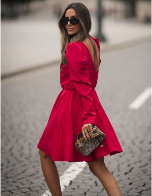 Robe rouge courte avec dos ouvert