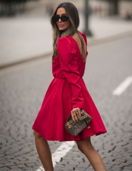 Vestido corto rojo con espalda descubierta