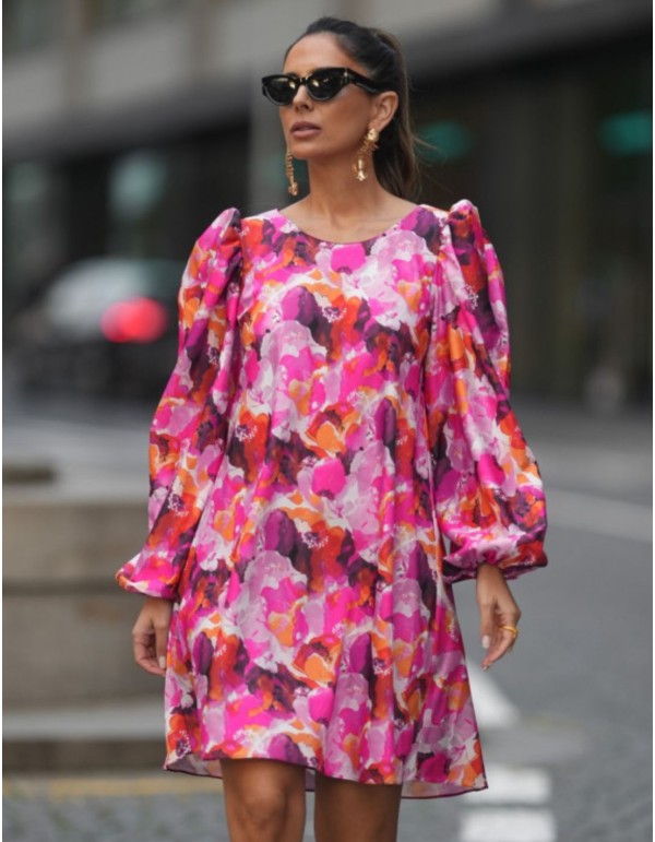 Short dress with floral print in pink tones