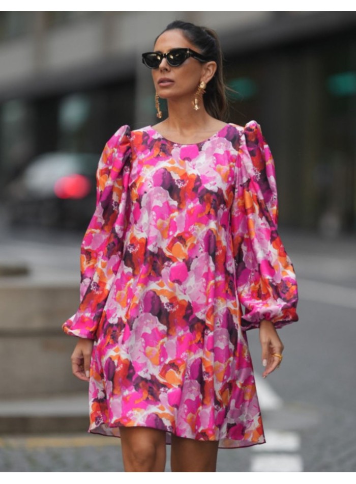 Short dress with floral print in pink tones