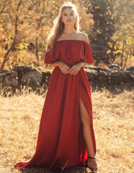 Longue robe rouge avec encolure sans bretelles