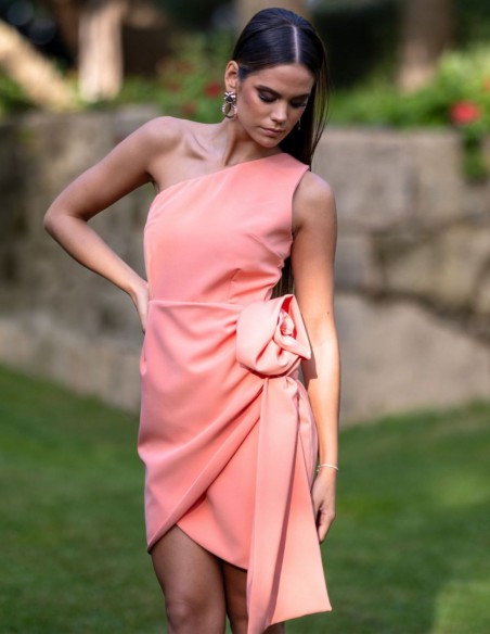 Robe courte saumonée avec fleur