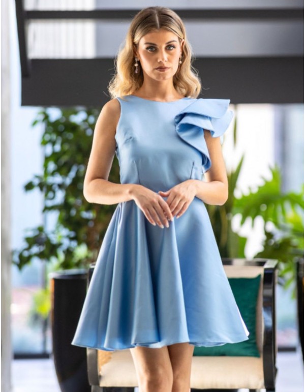 Robe d'invité courte avec des volants sur une manche