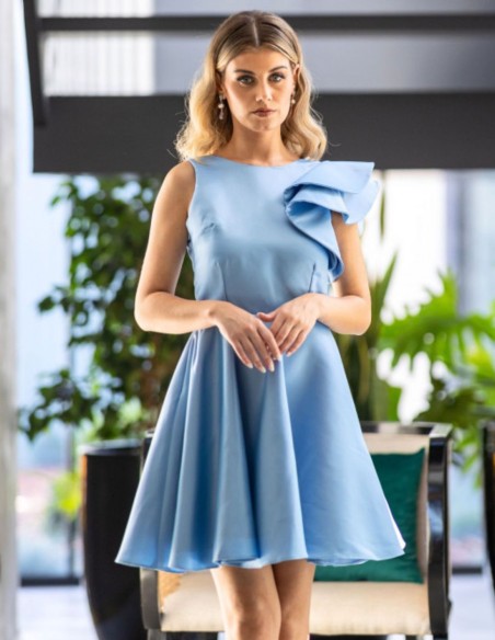 Vestido de invitada corto con volantes en una manga
