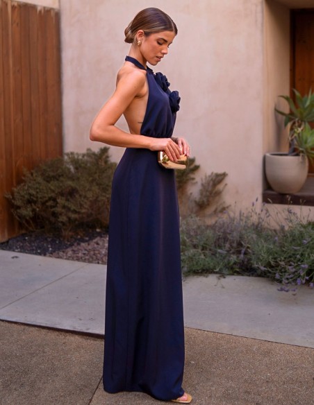 Vestido largo de invitada con escote halter y detalles de flores