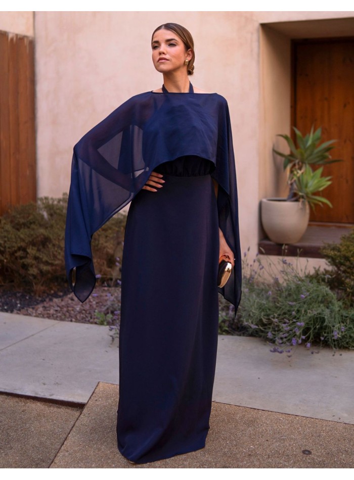 Vestido largo de invitada con escote halter y detalles de flores para graduaciones