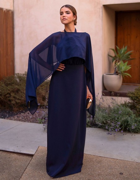 Vestido largo de invitada con escote halter y detalles de flores para graduaciones