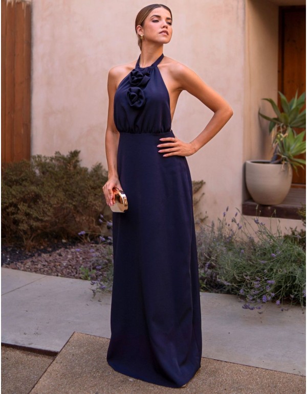 Vestido largo de invitada con escote halter y detalles de...