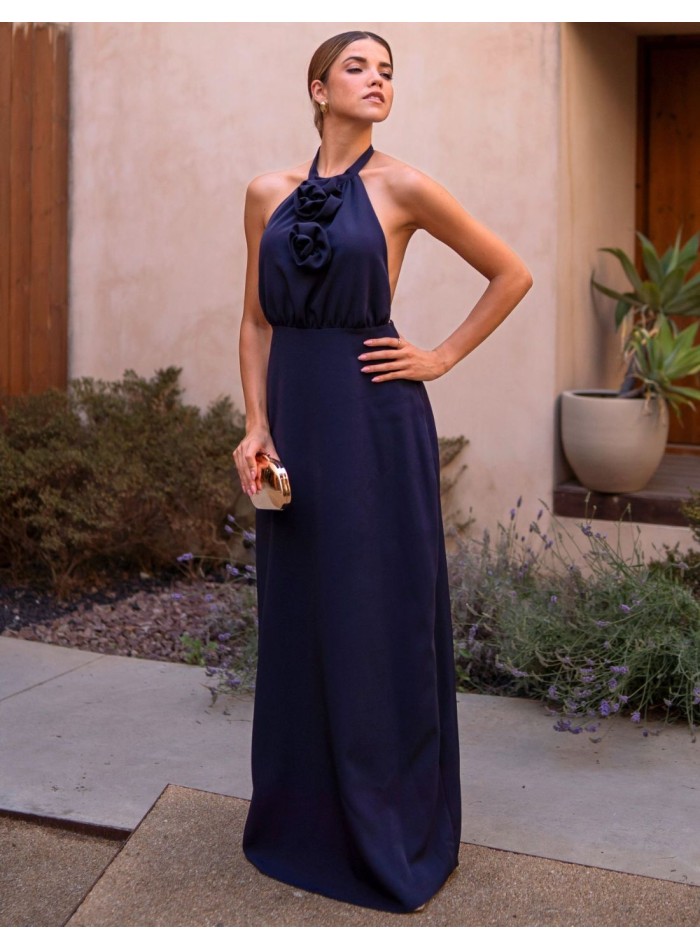 Vestido largo de invitada con escote halter y detalles de flores