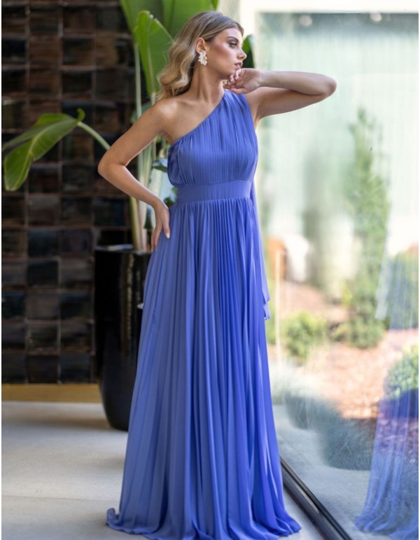 Vestido de fiesta largo plisado con escote asimétrico y cintura marcada