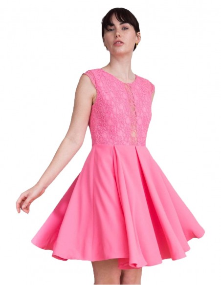 Vestido de cóctel con cuerpo de encaje  en color rosa millennial.