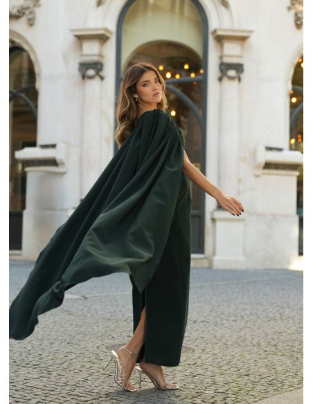 Robe longue verte à encolure asymétrique et manches cape