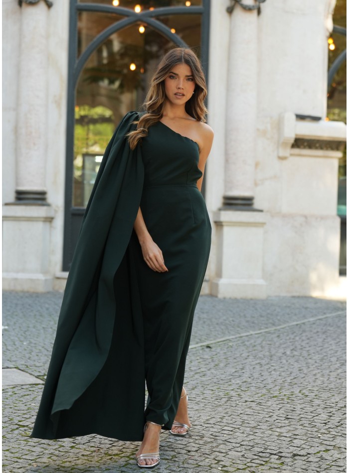 Vestido largo verde con escote asimétrico y manga tipo capa para madrina