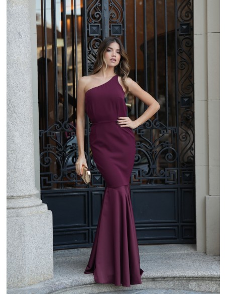 Longue robe sirène bordeaux avec encolure asymétrique et cape