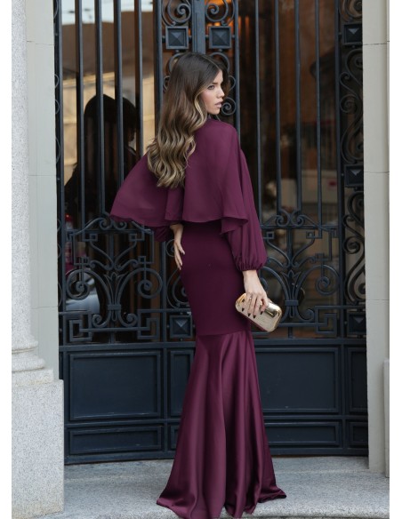 Vestido largo burdeos corte sirena con escote asimétrico y capa