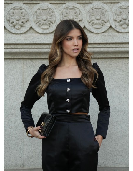 Elegant black high-waist pants with side pockets and invisible zipper