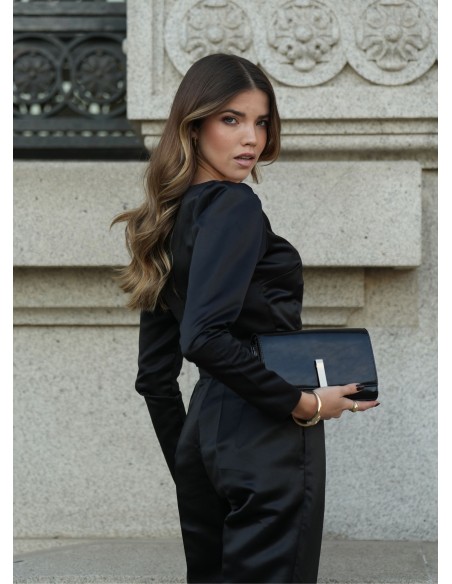 Blusa negra estructurada con escote cuadrado y mangas largas para fiestas