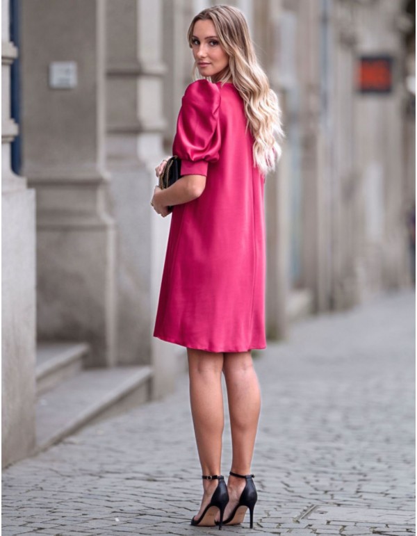 Vestido corto cereza con mangas fruncidas