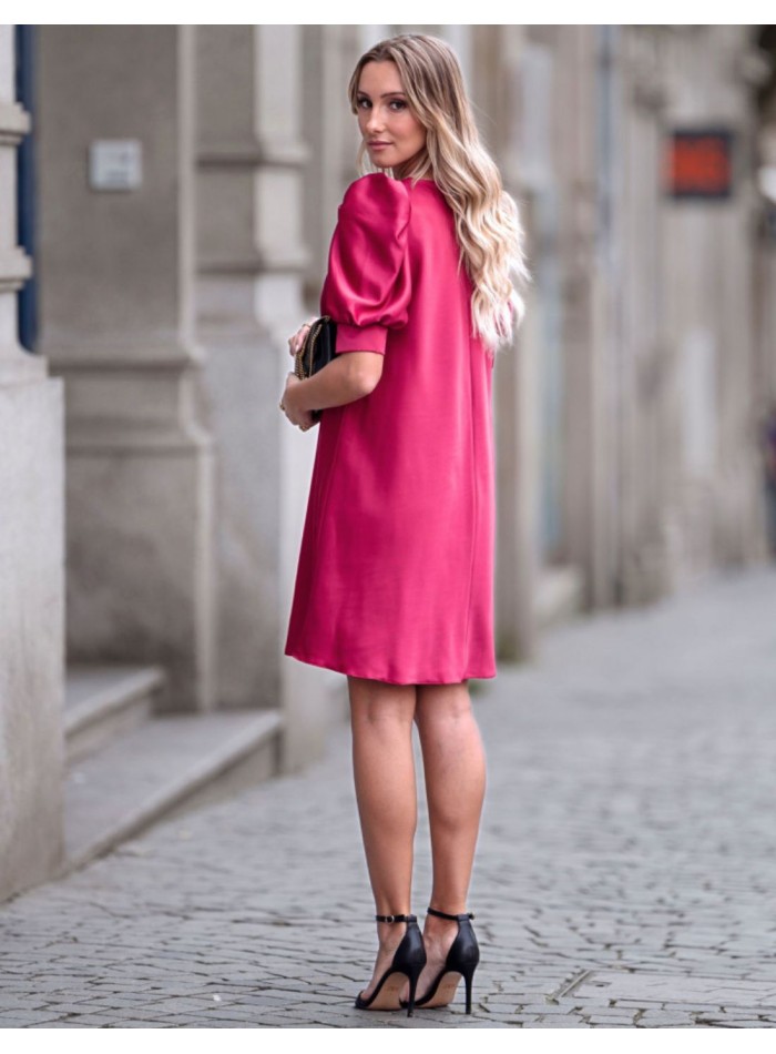 Short cherry dress with gathered sleeves