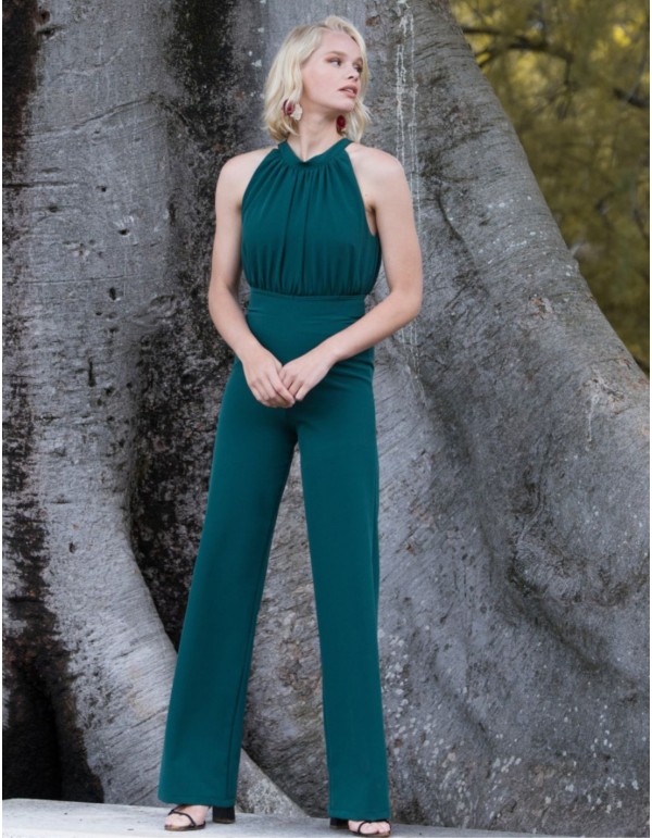 Mono verde de fiesta con escote halter drapeado
