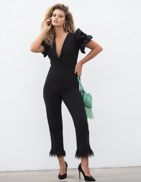 Combinaison de fête noire avec plumes et manches volumineuses